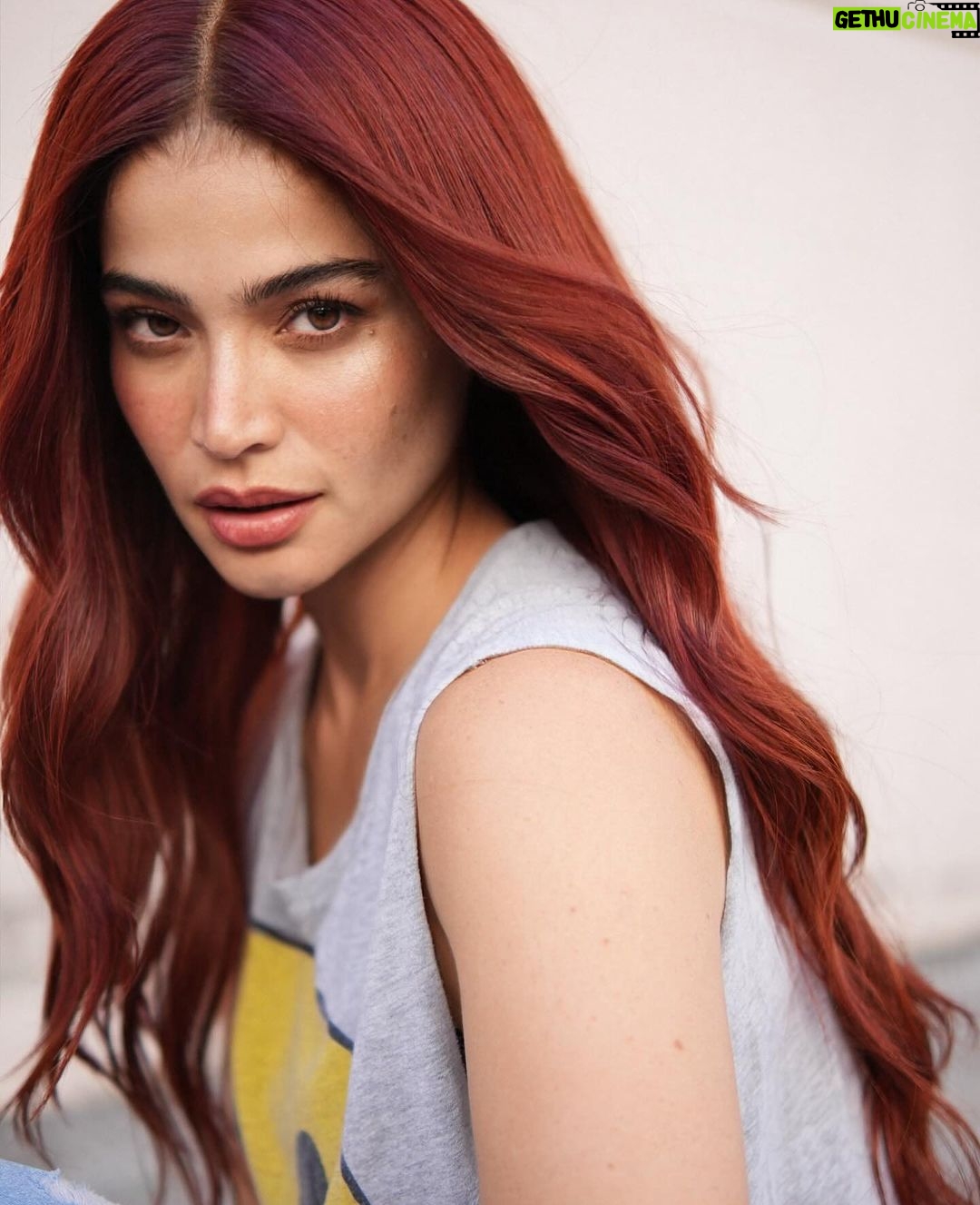 Anne Curtis Instagram - Capsicum energy 💋 Also kinda cool that I’ve been wearing this top for about 10 years now ➡️ to see a whole diff era and boodeh 😋