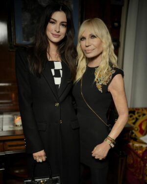 Anne Hathaway Instagram - Breathing? 😎
Sitting? 🙃
😂 love you @donatella_versace