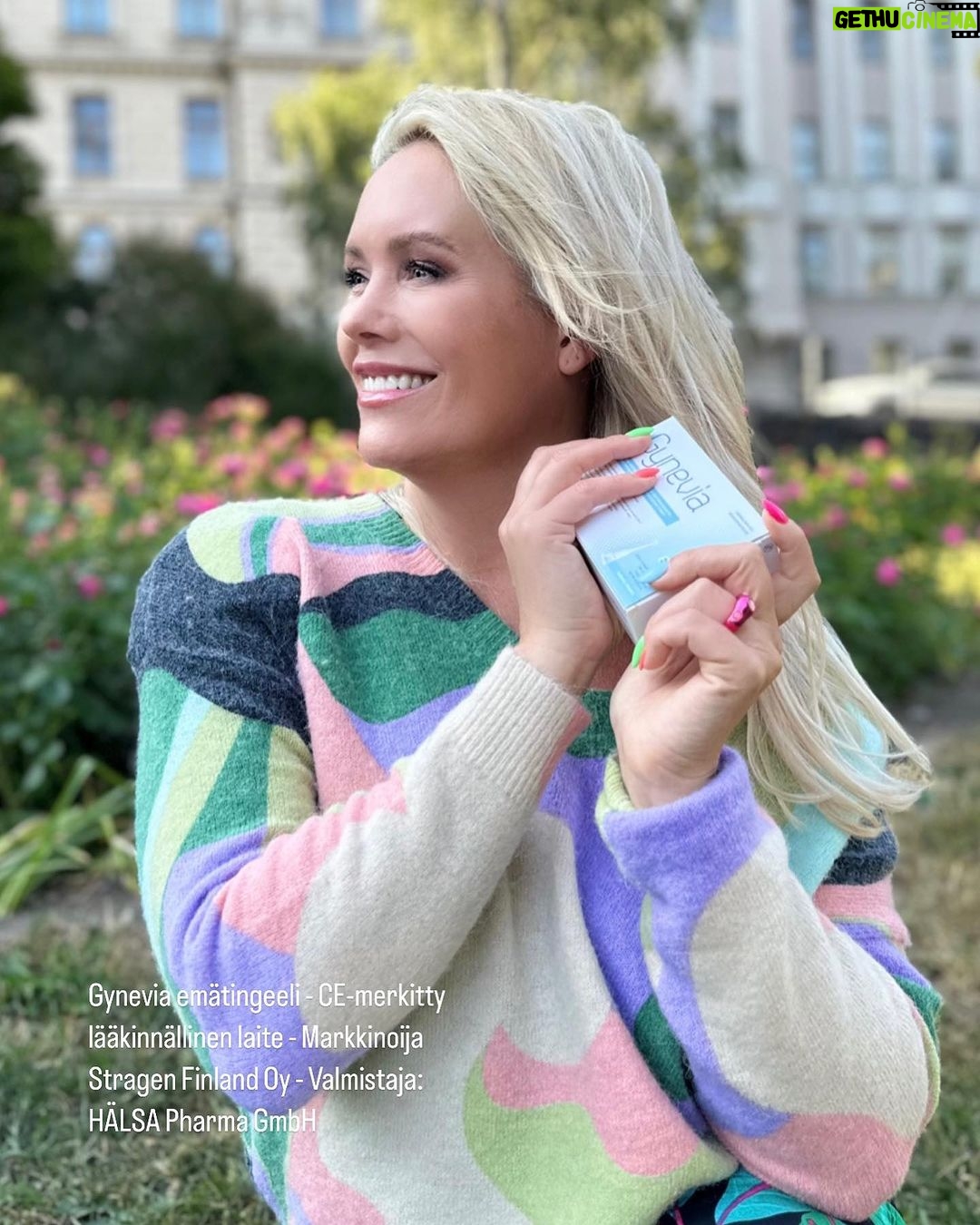 Anne Kukkohovi Instagram - đ„° YhteistyössĂ€ @naistenalakerta đ„° Saako uusi kumppani pÀÀn pyörĂ€lle? đ Moni löytÀÀ kesĂ€n aikana uuden kumppanin, ja elÀÀ seksuaalisesti aktiivista aikaa. Niin ihanaa kuin uuden kumppanin kanssa onkin, voi tuttavuuden alkuvaihetta vĂ€rittÀÀ kutkuttavan jĂ€nnityksen lisĂ€ksi alakerran mikrobiomitasapainon heittely. Kun tasapaino on kunnossa, ei huolta ole, mutta monelle pienet tulehdukset ovat tuttu ja ikĂ€vĂ€ riesa. Gynevia on apteekeista löydettĂ€vĂ€ tuote, joka kannattaa laittaa ostoslistalle, jos tuntuu ettĂ€ limakalvojen kanssa on haasteita. Gyneviaa on helppo ja mutkaton kĂ€yttÀÀ, sitĂ€ suosittelee myös gynegologit sekĂ€ apteekin henkilökunta. âșïž SyitĂ€ bakteerikannan sekamelskaan voi olla monia. Mutta jos alakerrassa tuntuu vĂ€hĂ€nkin epĂ€mukavalta, niin tĂ€ssĂ€ on tuote, joka jeesaa todella nopeasti. KyseessĂ€ on lopulta hyvin simppeli kuvio. MeillĂ€ kaikilla on immuniteetin luoma tasapaino olemassa, mutta esimerkiksi seksi uuden kumppanin kanssa voi sekoittaa sen ja siksi tĂ€stĂ€ on hyvĂ€ puhua ihan suoraan, asioiden oikeilla nimillĂ€. Gynevia boostaa elimistön hyviĂ€ bakteerikantoja, jolloin helpotus voi löytyĂ€ nopeasti. Ja jos tĂ€stĂ€ ei ole apua, niin kipin kapin lÀÀkĂ€riin, jotta hoidat itseĂ€si oikein. Ja muistakaa, ei se jĂ€rvi soutamalla kulu. đ€© Ihanaa, jĂ€nnittĂ€vÀÀ kesÀÀ kaikille naisile! â„ïž