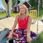 Anne Kukkohovi Instagram - Toiseksi viimeinen kuvauspäivä purkissa! Vähän räjähtänyt olo, kun alotettiin kuvaamaan hyytävässä 9c säässä ja nyt kivutaan 30c lämpötiloja. Upeat leipurit, kollegat ja koko tiimi! ♥️ @mtv3suomi @warnerbrosfinland #kokosuomileipoo Backby