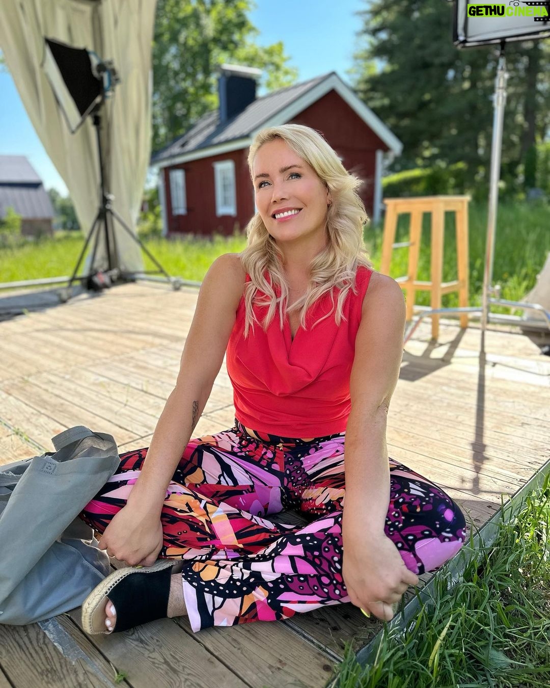 Anne Kukkohovi - 1.4K Likes - Toiseksi viimeinen kuvauspƤivƤ purkissa! VƤhƤn rƤjƤhtƤnyt olo, kun alotettiin kuvaamaan hyytƤvƤssƤ 9c sƤƤssƤ ja nyt kivutaan 30c lƤmpƶtiloja. Upeat leipurit, kollegat ja koko tiimi! ā„ļø
@mtv3suomi @warnerbrosfinland #kokosuomileipoo