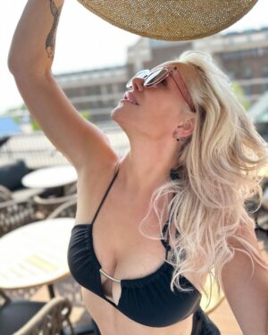 Anne Kukkohovi Instagram - I salute you ☀️☀️☀️ #dayoff