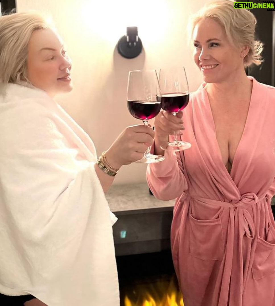 Anne Kukkohovi - 2.1K Likes - Moneen vuoteen en ole ollut tƤƤllƤ Suomessa, kun vuosi vaihtunut, joten ihana olla tƤƤllƤ just nyt. Mun #juicycouture kylpytakki on Emmin Vintage lƶytƶ š©· Vaikka huomenna vƤhƤn palellaan niin, 2024 BRING IT ON! āØāØš«¶