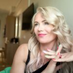Anne Kukkohovi Instagram - Viime viikolla saatiin käyntiin taas uusi kausi #kokosuomileipoo ohjelmaa. Ja vaikka välillä mittari näytti 9c ja meinas hampaat kalista, niin jokin taika tässä tuotannossa on. Jos maailma näyttää just nyt synkälle, tuo tämä ohjelma lämpöä ja iloa elämään. Ja tämän(kin) kauden kilpailijat hitsautui samantien yhteen ja en voi kuin ihailla heidän taitojaan ja olla kiitollinen, että saan olla vuosi toisensa jälkeen tässä mukana. ♥️ Ens viikolla ilmeisesti hikoillaan urakalla, mutta sekin kuuluu asiaan. Kunhan kräämit ja kermat ei lässähtäis ihan alkumetreillä. 😅 #maailmanparaskesätyö #warnerbros #mtv3 Backby