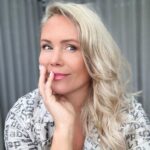 Anne Kukkohovi Instagram - Viikko sitten mulle tehtiin kasvoille, kaulalle ja rintakehän alueelle Dermapen4 mikroneulaushoito. 🙌 Se on suht yleinen toimenide, mutta tulokset riippuvat tosi paljon tekijästä! Nämä “varikkokäynnit” ajoitan yleensä ennen kesän kuvauksia, koska silloin fokus on muualla kuin ihonhoidossa. 🙈 Mikroneulausta suosittelen lähes jokaiselle, se on niin ylivoimainen ihon freesaaja! Se on nopea ja suht kivutonkin hoito, koska alueet käydään nopeasti Dermapen4 “kynällä” läpi. Samalla halusin myös kokeilla RRS HA eyes hoitoa silmänympärysiholle. Monella väsymys, katupöly ja allergiat näkyy juuri silmien alueella ja sieltä paljastuu myös väsymys ja stressi. Tämäkin hoito on nopea, mutta älyttömän tehokas. Mulla ei ole ollut ns. pandahaastetta (tummat silmänaluset), mutta silmien seutu on muutoin ollut kuiva ja jotenkin rasittuneen oloinen. Eipä ole enää! 2. kuvassa näkyy silmä lähikuvassa, kun nappasin luonnonvalossa täällä omassa kodissani noin viikko hoidon jälkeen. Ja noin läheltä omaa silmää harvemmin katselee, mutta pitää näköjään hoitaa kulmakarvat seuraavaksi kuntoon. 😅 Hoidot saatu 🥰 @firm.medicalspa #mikroneulaus #dermapen #beauty #kauneus