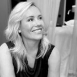 Anne Kukkohovi Instagram - Te kysyitte ja mä vastasin. Kiitos kaikille teille, jotka kysyivät vakavia ja ei niin vakavia, yritin sopertaa jotain. Tämä on TOISTAISEKSI viimeinen horina podcast, koska tahti tiivistyy tämän jälkeen. Mutta oli ihanaa ja rentouttavaa tehdä näitä. Harrastaa monologia puhelimen kanssa olohuoneessa. 😅 Kiitos @jami.pietila jeesistä toisessa päässä. Pahoittelut, että tässä(kin) tuli sanottua noin 20 167 kertaa ”ikäänkuin” 😂 Rakkautta kaikille, linkki biossa. ♥️