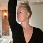 Anne Kukkohovi Instagram - Saunomista, suklaata ja vähän treenaamista 🩷 Tällänen wash’n’go joulu on ihana. 🙌😻