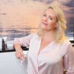 Anne Kukkohovi Instagram - Tiedätkö, mistä CSA on lyhenne? 🤩 Kaupallinen yhteistyö + ARVONTA @medik8finland 🤩 C-vitamini kirkastaa ihoa ja suojaa siten ympäristön rasitteilta. Aurinkosuoja taas on niin tärkeä ennenaikaisten ikääntymisen merkkien ja ihosairauksien ehkäisyssä. 🙌 Helpoimmalla pääset, kun valitset päivävoiteen, joka sisältää myös aurinkosuojan SPF50, niin ei tarvitse läträtä muiden voiteen kanssa. ☀️ Itselläni on käytössä Advanced Day Ultimate Protect -päivävoide, jossa on mukana SPF50. Ja keväallä aurinko porottaa yllättävan voimakkaasti, joten suojaa tarvitaan. @medik8finland -tuotteissa käytetään uuden sukupolven A-vitamiinia eli retinalia. Retinal to vaikutuksia 11 kertaa nopeammin kin perinteinen retinoli. Sen kaytto kannattaa aloittaa vähitellen, jotta iho ehtii tottua sithen! Ohjeet arvontaan: 1. Seuraam minua & @medik8finland tiliä 2. kommentoi tähän alle jotain pientä omasta ihonhoitorutiineistasi tai niiden puutteista. Lisää mukaan kaveri jos siltä tuntuu! 😍 Näin helppoa on osallistuminen ”The CA retinal-tuotepakkauksen” arvontaan! (arvo €167) FB / Instragram ei ole mukana arvonnassa. Voittaja valitaan 10.5., ja arvonnan suorittaa OCMG Nordic 0y. #medik8 #csa #kauneus #ihonhoito