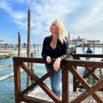 Anne Kukkohovi Instagram - Kannattaa katsoa YLE areenan ”saving Venice” 🙌 Merenpinta nousee ja esim hotelli missä nyt olen, respa olisi veden vallassa. Eli tässä tapauksessa maksan mielelläni ”city tax” summan, että sain tulla tänne. 🥰 Venice, Italy - Veneza, Italia