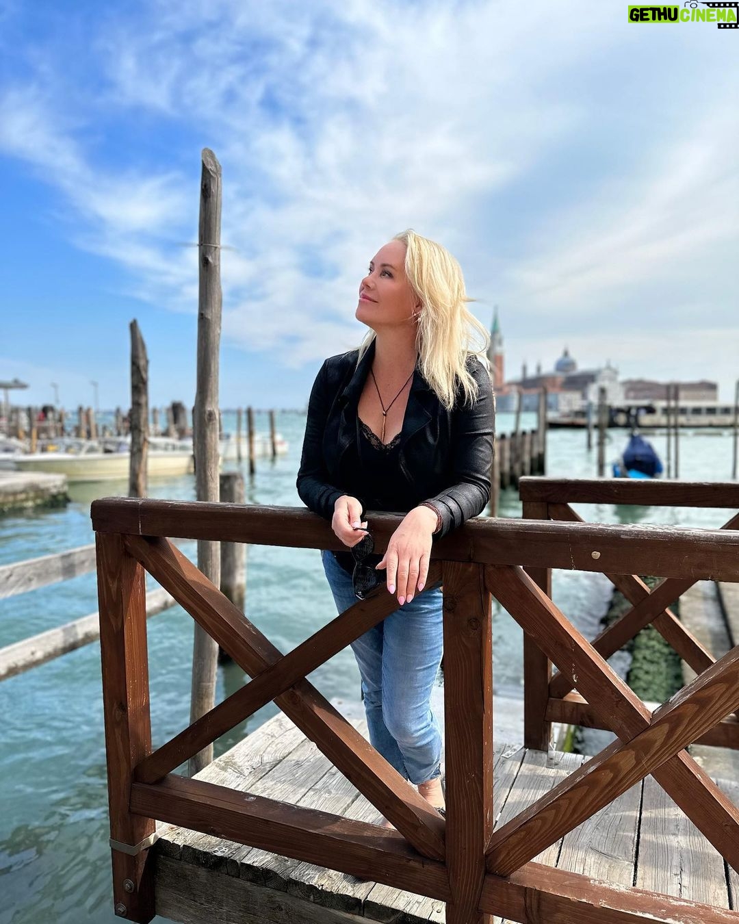 Anne Kukkohovi - 1.6K Likes - Kannattaa katsoa YLE areenan āsaving Veniceā š Merenpinta nousee ja esim hotelli missƤ nyt olen, respa olisi veden vallassa. Eli tƤssƤ tapauksessa maksan mielellƤni ācity taxā summan, ettƤ sain tulla tƤnne. š„°