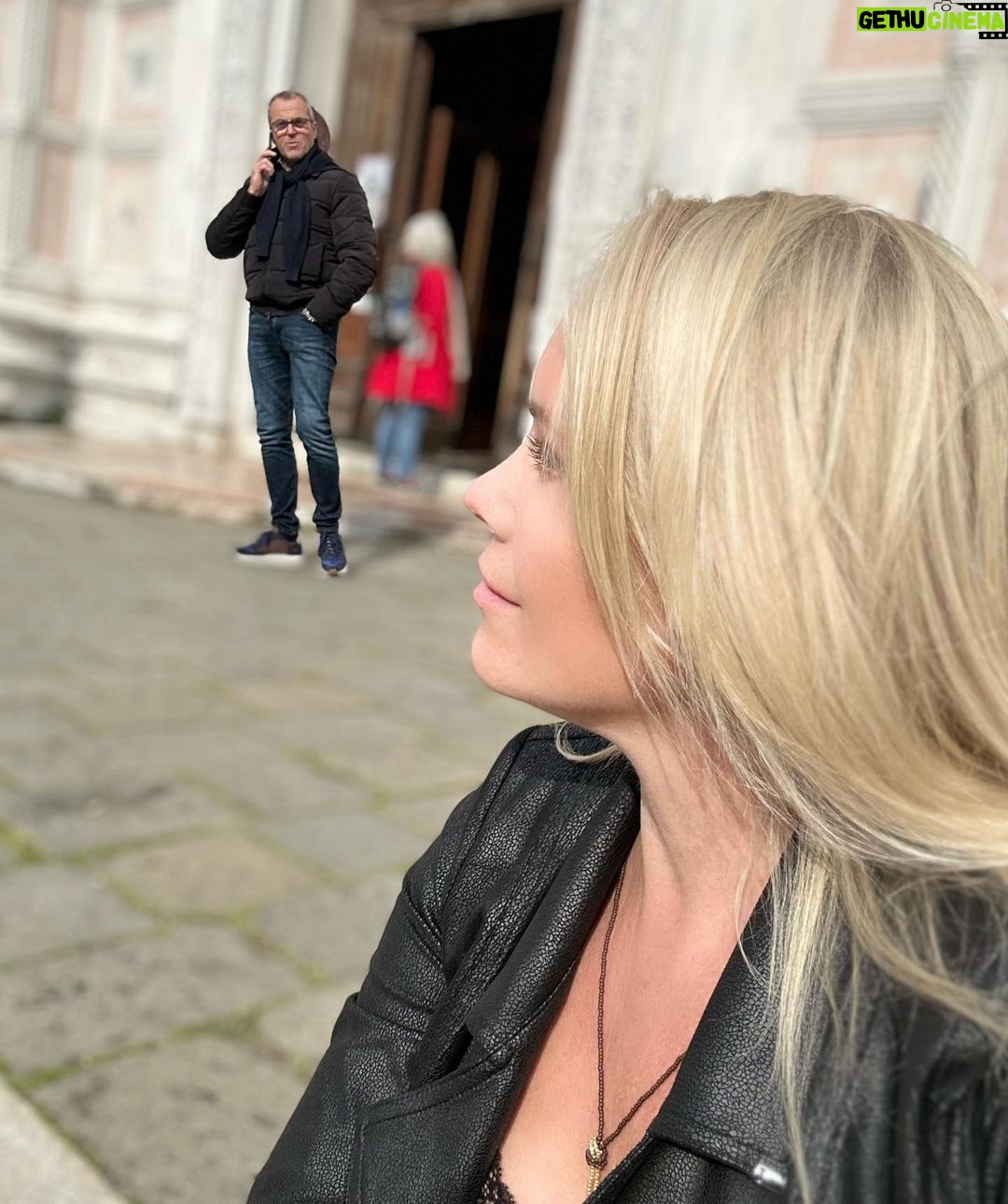 Anne Kukkohovi - 1.8K Likes - Pakomatkalla ihanassa Venetsiassa. ĆlkƤƤ pƤrjƤtkƶ viimeiseen asti, se on mun viimeisimmƤn monologin teema. MƤ yritin ja ei kannattanut. Linkki biossa. ā¤ļø