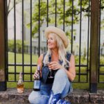 Anne Kukkohovi Instagram - Kaupallinen yhteistyö @viinivinkki Rakastan proseccoa, ja parhaimmillaan se voi olla jopa samppanjaa parempaa 🥂 Kesäisin mun suosikkini on rosé prosecco, siinä on jotain vähän spessumpaa 😍 Pitkien kuvauspäivien jälkeen on ihana rentoutua laiturilla, meren äärellä ystävän ja prosecco-lasin kanssa. Prosecco tuo myös täydellistä juhlatunnelmaa festarien etkoilla ja kesän muissa juhlissa! Alla vielä viinivinkit, jotka sopii niin lahjaksi kuin ystävän kanssa jaettaviksi ☀️ 🍾 Alberto Nani Prosecco Extra Dry on kuiva luomuprosecco, jossa maistuu päärynä ja persikka. 🍾 Voga Prosecco Rose Extra Dry on kuiva prosecco kauniissa pullossa - täydellinen lahja 😍 🍾 Jos prosecco ei maistu, nappaa mukaan vähän laadukkaampaa kesäviiniä, Medusa Albarinoa. Se on pirteä ja hedelmäinen valkkari, joka sopii kaikenlaisen piknik-ruoan kaveriksi. 🍾 Viña Albali Verdejo -hanapakkaus on helppo ottaa mukaan, ja siitä riittää myös kavereille jaettavaksi. Joko oot testannut? #viinivinkki