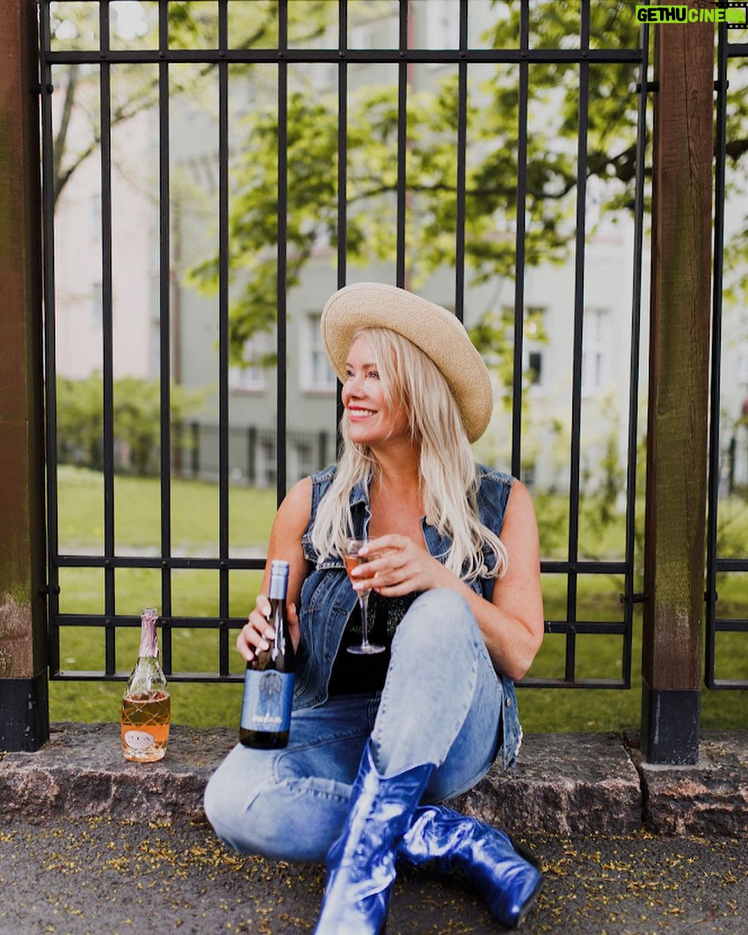 Anne Kukkohovi Instagram - Kaupallinen yhteistyö @viinivinkki Rakastan proseccoa, ja parhaimmillaan se voi olla jopa samppanjaa parempaa 🥂 Kesäisin mun suosikkini on rosé prosecco, siinä on jotain vähän spessumpaa 😍 Pitkien kuvauspäivien jälkeen on ihana rentoutua laiturilla, meren äärellä ystävän ja prosecco-lasin kanssa. Prosecco tuo myös täydellistä juhlatunnelmaa festarien etkoilla ja kesän muissa juhlissa! Alla vielä viinivinkit, jotka sopii niin lahjaksi kuin ystävän kanssa jaettaviksi ☀️ 🍾 Alberto Nani Prosecco Extra Dry on kuiva luomuprosecco, jossa maistuu päärynä ja persikka. 🍾 Voga Prosecco Rose Extra Dry on kuiva prosecco kauniissa pullossa - täydellinen lahja 😍 🍾 Jos prosecco ei maistu, nappaa mukaan vähän laadukkaampaa kesäviiniä, Medusa Albarinoa. Se on pirteä ja hedelmäinen valkkari, joka sopii kaikenlaisen piknik-ruoan kaveriksi. 🍾 Viña Albali Verdejo -hanapakkaus on helppo ottaa mukaan, ja siitä riittää myös kavereille jaettavaksi. Joko oot testannut? #viinivinkki