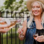 Anne Kukkohovi Instagram - Kaupallinen yhteistyö @viinivinkki Rakastan proseccoa, ja parhaimmillaan se voi olla jopa samppanjaa parempaa 🥂 Kesäisin mun suosikkini on rosé prosecco, siinä on jotain vähän spessumpaa 😍 Pitkien kuvauspäivien jälkeen on ihana rentoutua laiturilla, meren äärellä ystävän ja prosecco-lasin kanssa. Prosecco tuo myös täydellistä juhlatunnelmaa festarien etkoilla ja kesän muissa juhlissa! Alla vielä viinivinkit, jotka sopii niin lahjaksi kuin ystävän kanssa jaettaviksi ☀️ 🍾 Alberto Nani Prosecco Extra Dry on kuiva luomuprosecco, jossa maistuu päärynä ja persikka. 🍾 Voga Prosecco Rose Extra Dry on kuiva prosecco kauniissa pullossa - täydellinen lahja 😍 🍾 Jos prosecco ei maistu, nappaa mukaan vähän laadukkaampaa kesäviiniä, Medusa Albarinoa. Se on pirteä ja hedelmäinen valkkari, joka sopii kaikenlaisen piknik-ruoan kaveriksi. 🍾 Viña Albali Verdejo -hanapakkaus on helppo ottaa mukaan, ja siitä riittää myös kavereille jaettavaksi. Joko oot testannut? #viinivinkki