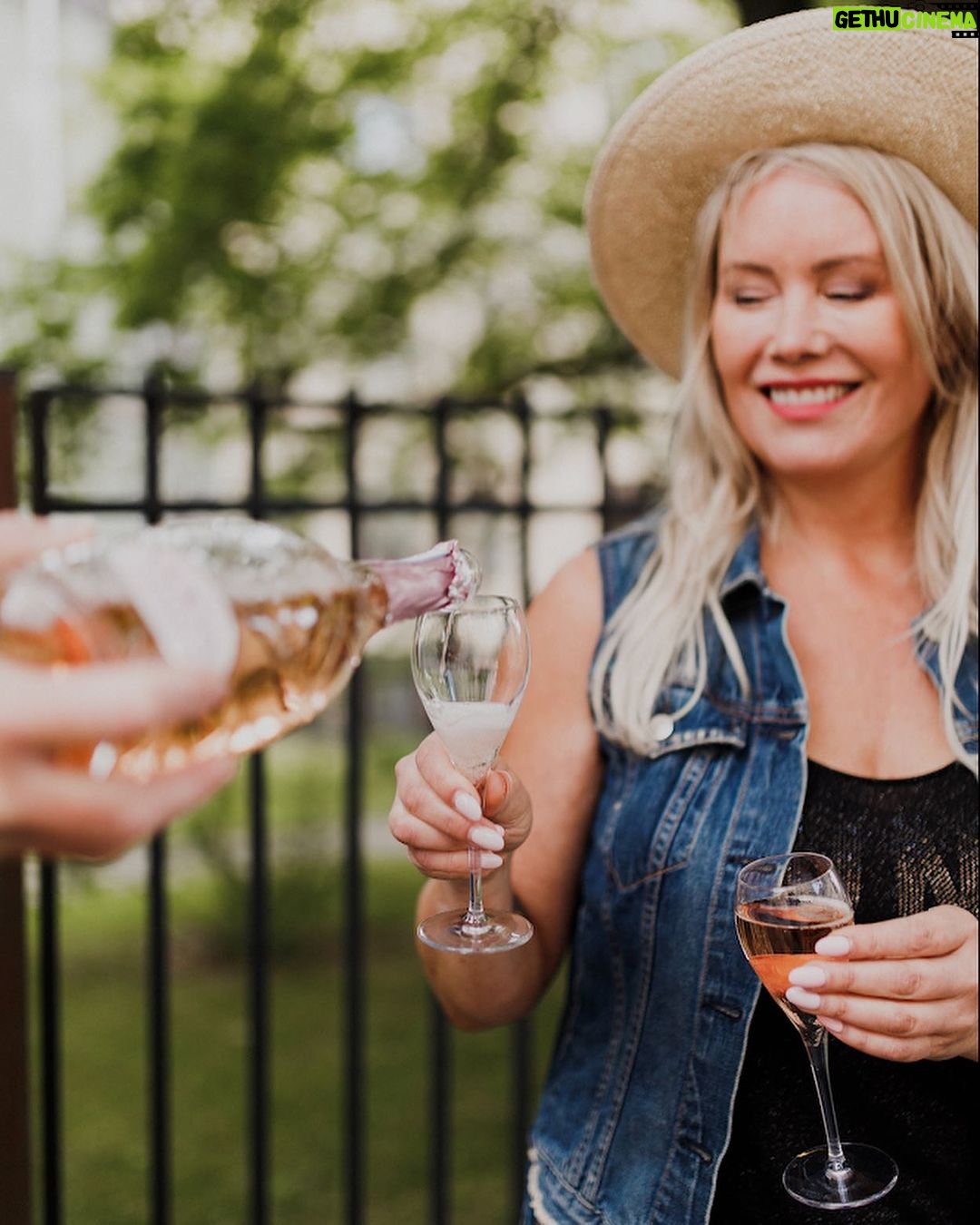 Anne Kukkohovi Instagram - Kaupallinen yhteistyö @viinivinkki Rakastan proseccoa, ja parhaimmillaan se voi olla jopa samppanjaa parempaa 🥂 Kesäisin mun suosikkini on rosé prosecco, siinä on jotain vähän spessumpaa 😍 Pitkien kuvauspäivien jälkeen on ihana rentoutua laiturilla, meren äärellä ystävän ja prosecco-lasin kanssa. Prosecco tuo myös täydellistä juhlatunnelmaa festarien etkoilla ja kesän muissa juhlissa! Alla vielä viinivinkit, jotka sopii niin lahjaksi kuin ystävän kanssa jaettaviksi ☀️ 🍾 Alberto Nani Prosecco Extra Dry on kuiva luomuprosecco, jossa maistuu päärynä ja persikka. 🍾 Voga Prosecco Rose Extra Dry on kuiva prosecco kauniissa pullossa - täydellinen lahja 😍 🍾 Jos prosecco ei maistu, nappaa mukaan vähän laadukkaampaa kesäviiniä, Medusa Albarinoa. Se on pirteä ja hedelmäinen valkkari, joka sopii kaikenlaisen piknik-ruoan kaveriksi. 🍾 Viña Albali Verdejo -hanapakkaus on helppo ottaa mukaan, ja siitä riittää myös kavereille jaettavaksi. Joko oot testannut? #viinivinkki