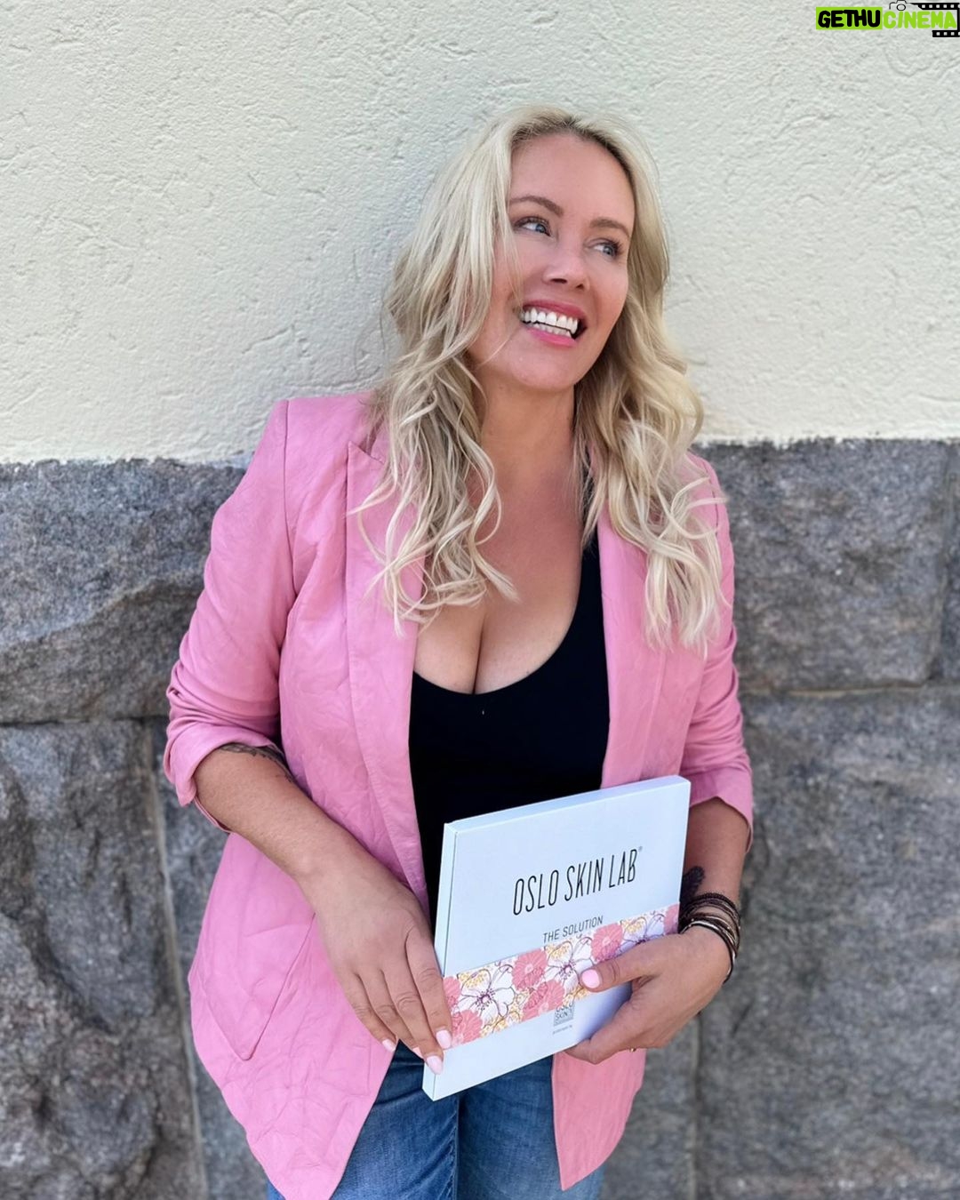 Anne Kukkohovi Instagram - 🩷 Yhteistyössä @osloskinlab_suomi 🩷 Sisältää alekoodin! 🤩 Mulla harvemmin on ollut ihon kanssa haasteita, mutta keväisin iho on todella kuiva, eikä siitepöly & katupöly ei auta asiaa. Oslo Skin Labin kollageenivalmiste – josta olen paasannut jo vuosia – kulkee aina mukana. Nyt kun helle yhtäkkiä valtasi Suomen, on ihanaa pukeutua kevyemmin, jolloin ihonhoito ei keskity pelkästään kasvoihin. Auringossa olen aina korkeimmilla suojakertoimilla ja kollageenilisä tukee ihon hyvinvointia. Kollageenia kannattaa käyttää säännöllisesti ympäri vuoden, koska tulokset syntyvät vain pitkäjänteisen käytön kautta. Oslon Skin Labin pakkaus sisältää kuukauden kollageenit jauhemuodossa > jokaiselle päivälle yksi pussukka ja se on siinä. 👌 Jauhetta voi sekoittaa lähes mihin vain, yleensä itse laitan sen veteen tai mehuun. Koodilla ANNE65 saat ensimmäisestä kuukausipakkauksesta alennusta -65% 🤩 Tarjous voimassa kuukauden ajan! Kaunis iho on kesän paras asuste! #osloskinlab #ihonhoito #kollageeni