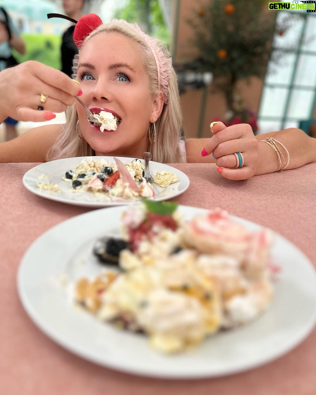 Anne Kukkohovi - 2.3K Likes - Takana viikko numero 2 #kokosuomileipoo tuotantoa. 🥰 Ihania ihmisiä, hikeä, naurua, palelua, sekoilua ja massiivisia rakkoja jaloissa. Mutta työsuhde-edut toimii…biksukuntoon! 👅🥰 @mtv3suomi @warnerbrosfinland