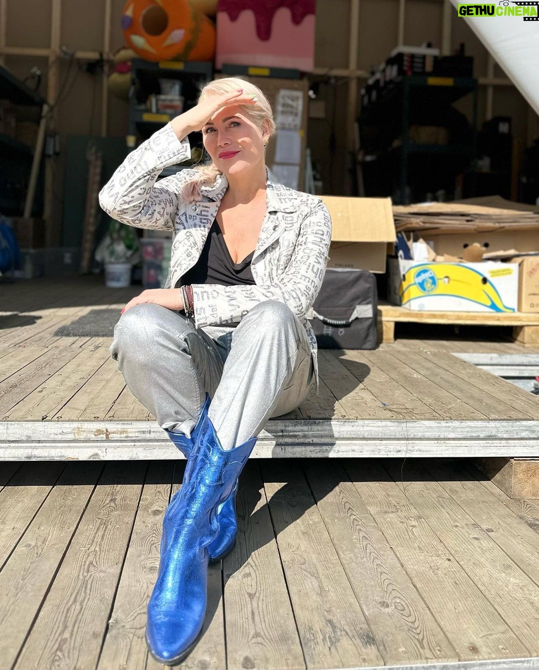 Anne Kukkohovi - 2.1K Likes - Viime viikolla saatiin kƤyntiin taas uusi kausi #kokosuomileipoo ohjelmaa. Ja vaikka vƤlillƤ mittari nƤytti 9c ja meinas hampaat kalista, niin jokin taika tƤssƤ tuotannossa on.
Jos maailma nƤyttƤƤ just nyt synkƤlle, tuo tƤmƤ ohjelma lƤmpƶƤ ja iloa elƤmƤƤn. Ja tƤmƤn(kin) kauden kilpailijat hitsautui samantien yhteen ja en voi kuin ihailla heidƤn taitojaan ja olla kiitollinen, ettƤ saan olla vuosi toisensa jƤlkeen tƤssƤ mukana. ā„ļø Ens viikolla ilmeisesti hikoillaan urakalla, mutta sekin kuuluu asiaan. Kunhan krƤƤmit ja kermat ei lƤssƤhtƤis ihan alkumetreillƤ. š
#maailmanparaskesƤtyƶ #warnerbros #mtv3