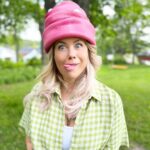 Anne Kukkohovi Instagram - Viime viikolla saatiin käyntiin taas uusi kausi #kokosuomileipoo ohjelmaa. Ja vaikka välillä mittari näytti 9c ja meinas hampaat kalista, niin jokin taika tässä tuotannossa on. Jos maailma näyttää just nyt synkälle, tuo tämä ohjelma lämpöä ja iloa elämään. Ja tämän(kin) kauden kilpailijat hitsautui samantien yhteen ja en voi kuin ihailla heidän taitojaan ja olla kiitollinen, että saan olla vuosi toisensa jälkeen tässä mukana. ♥️ Ens viikolla ilmeisesti hikoillaan urakalla, mutta sekin kuuluu asiaan. Kunhan kräämit ja kermat ei lässähtäis ihan alkumetreillä. 😅 #maailmanparaskesätyö #warnerbros #mtv3 Backby
