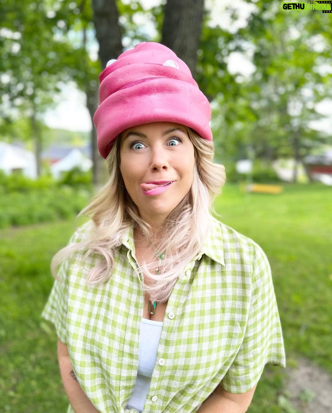 Anne Kukkohovi - 2.1K Likes - Viime viikolla saatiin kƤyntiin taas uusi kausi #kokosuomileipoo ohjelmaa. Ja vaikka vƤlillƤ mittari nƤytti 9c ja meinas hampaat kalista, niin jokin taika tƤssƤ tuotannossa on.
Jos maailma nƤyttƤƤ just nyt synkƤlle, tuo tƤmƤ ohjelma lƤmpƶƤ ja iloa elƤmƤƤn. Ja tƤmƤn(kin) kauden kilpailijat hitsautui samantien yhteen ja en voi kuin ihailla heidƤn taitojaan ja olla kiitollinen, ettƤ saan olla vuosi toisensa jƤlkeen tƤssƤ mukana. ā„ļø Ens viikolla ilmeisesti hikoillaan urakalla, mutta sekin kuuluu asiaan. Kunhan krƤƤmit ja kermat ei lƤssƤhtƤis ihan alkumetreillƤ. š
#maailmanparaskesƤtyƶ #warnerbros #mtv3