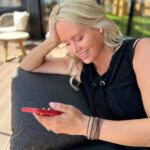Anne Kukkohovi Instagram - 🦋 Kaupallinen yhteistyö @Storytel_fi 🦋 Mä taaperran 80% ajastani kuulokkeet päässä, koska rakastan musiikin lisäksi kuunnella kirjoja ja podcasteja laidasta laitaan! Olen itsekin tehnyt 2 eri podcastiä ja lisää on tulossa. 😎 Olen täysin koukussa äänikirjoihin, dokkareihin, podcasteihin ja erityisesti histoariaan sekä psykolgiaan liittyviin kuunneltaviin kirjoihin. Mutta, eri tilanteissa, valitsen eri aiheen. Kun rentuoudun, mennään fiktion ja dokkareiden maailmaan. Kun treenaan, kuuntelen podcasteja, joista haluan oppia jotain, nimittäin liikkuminen ja kuunteleminen on hurjan tehokas kombo oppia uutta. 🫶 Storytelin sovellus vastaa näihin kaikkiin tarpeihiin. Seltä löytyy niin paljon kuunneltavaa, että valinnan vaikeus on oikeastaan ainoa haaste. Sovelluksen lataaminen on yksinkertaista, nopea ja helppoa. Kun aikoinaan latasin Storytelin, mulla tais mennä pari tuntia pelkän tarjonnan kahlaamiseen. Kesä on tulossa, joten hyödynnå tämä tarjous: Stotytelin sovelluksessa voi kuunnella äänikirjoja tai lukea e-kirjoja 30 päivän ajan ilmaiseksi, jos olet uusi käyttäjä. 👉 Kopioi tämä linkki: https://www.storytel.com/fi/fi/anne jotta voit saman tien hyödyntää tarjouksen! 😻 Ihania kuuntelu / lukuhetkiä! @storytel_fi #storytelfi