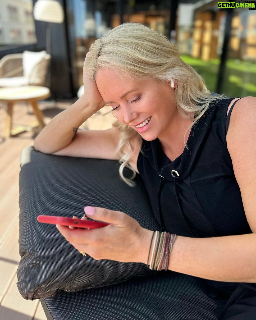 Anne Kukkohovi Instagram - 🦋 Kaupallinen yhteistyö @Storytel_fi 🦋 Mä taaperran 80% ajastani kuulokkeet päässä, koska rakastan musiikin lisäksi kuunnella kirjoja ja podcasteja laidasta laitaan! Olen itsekin tehnyt 2 eri podcastiä ja lisää on tulossa. 😎 Olen täysin koukussa äänikirjoihin, dokkareihin, podcasteihin ja erityisesti histoariaan sekä psykolgiaan liittyviin kuunneltaviin kirjoihin. Mutta, eri tilanteissa, valitsen eri aiheen. Kun rentuoudun, mennään fiktion ja dokkareiden maailmaan. Kun treenaan, kuuntelen podcasteja, joista haluan oppia jotain, nimittäin liikkuminen ja kuunteleminen on hurjan tehokas kombo oppia uutta. 🫶 Storytelin sovellus vastaa näihin kaikkiin tarpeihiin. Seltä löytyy niin paljon kuunneltavaa, että valinnan vaikeus on oikeastaan ainoa haaste. Sovelluksen lataaminen on yksinkertaista, nopea ja helppoa. Kun aikoinaan latasin Storytelin, mulla tais mennä pari tuntia pelkän tarjonnan kahlaamiseen. Kesä on tulossa, joten hyödynnå tämä tarjous: Stotytelin sovelluksessa voi kuunnella äänikirjoja tai lukea e-kirjoja 30 päivän ajan ilmaiseksi, jos olet uusi käyttäjä. 👉 Kopioi tämä linkki: https://www.storytel.com/fi/fi/anne jotta voit saman tien hyödyntää tarjouksen! 😻 Ihania kuuntelu / lukuhetkiä! @storytel_fi #storytelfi