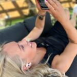 Anne Kukkohovi Instagram - 🦋 Kaupallinen yhteistyö @Storytel_fi 🦋 Mä taaperran 80% ajastani kuulokkeet päässä, koska rakastan musiikin lisäksi kuunnella kirjoja ja podcasteja laidasta laitaan! Olen itsekin tehnyt 2 eri podcastiä ja lisää on tulossa. 😎 Olen täysin koukussa äänikirjoihin, dokkareihin, podcasteihin ja erityisesti histoariaan sekä psykolgiaan liittyviin kuunneltaviin kirjoihin. Mutta, eri tilanteissa, valitsen eri aiheen. Kun rentuoudun, mennään fiktion ja dokkareiden maailmaan. Kun treenaan, kuuntelen podcasteja, joista haluan oppia jotain, nimittäin liikkuminen ja kuunteleminen on hurjan tehokas kombo oppia uutta. 🫶 Storytelin sovellus vastaa näihin kaikkiin tarpeihiin. Seltä löytyy niin paljon kuunneltavaa, että valinnan vaikeus on oikeastaan ainoa haaste. Sovelluksen lataaminen on yksinkertaista, nopea ja helppoa. Kun aikoinaan latasin Storytelin, mulla tais mennä pari tuntia pelkän tarjonnan kahlaamiseen. Kesä on tulossa, joten hyödynnå tämä tarjous: Stotytelin sovelluksessa voi kuunnella äänikirjoja tai lukea e-kirjoja 30 päivän ajan ilmaiseksi, jos olet uusi käyttäjä. 👉 Kopioi tämä linkki: https://www.storytel.com/fi/fi/anne jotta voit saman tien hyödyntää tarjouksen! 😻 Ihania kuuntelu / lukuhetkiä! @storytel_fi #storytelfi