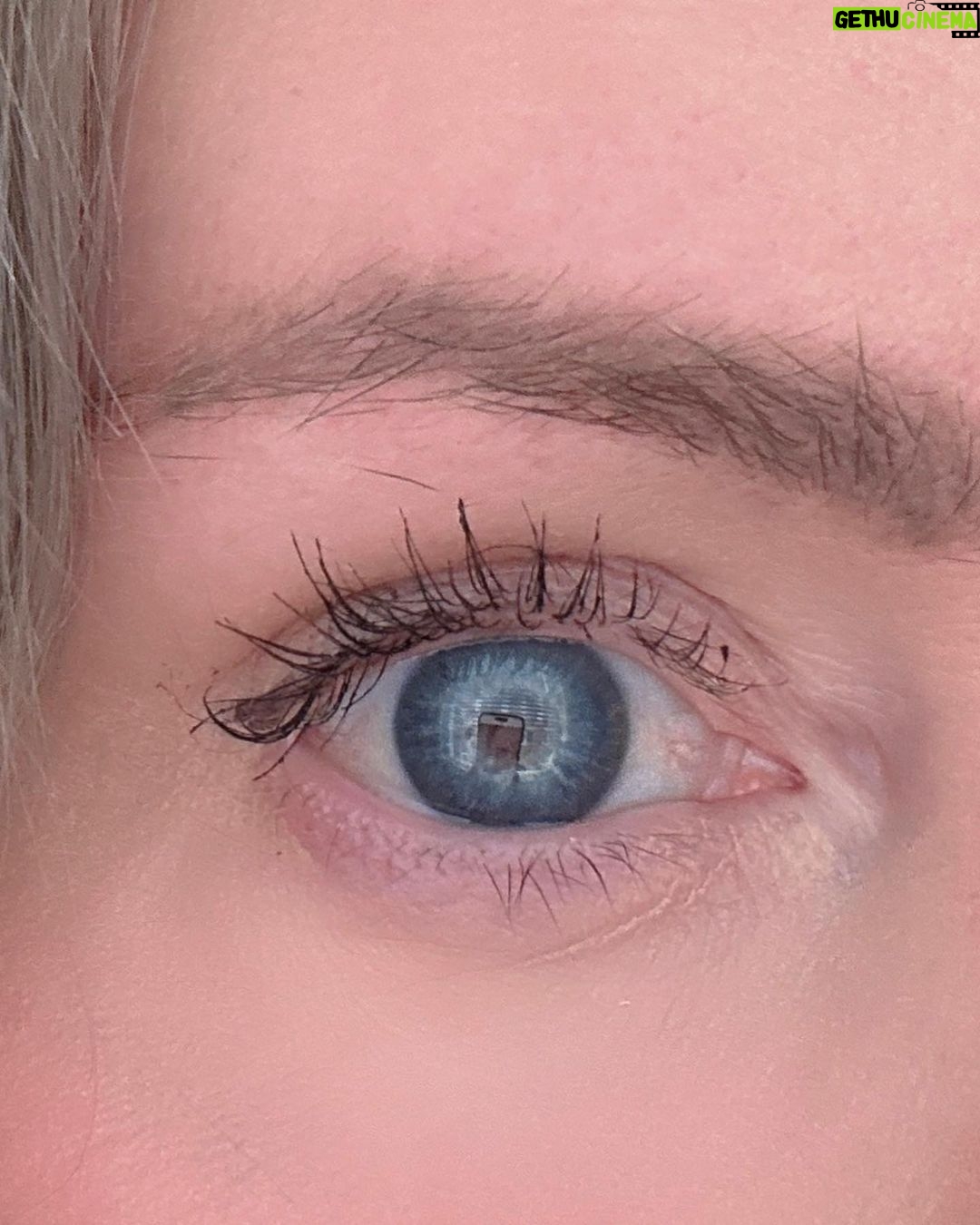 Anne Kukkohovi Instagram - Viikko sitten mulle tehtiin kasvoille, kaulalle ja rintakehĂ€n alueelle Dermapen4 mikroneulaushoito. đ Se on suht yleinen toimenide, mutta tulokset riippuvat tosi paljon tekijĂ€stĂ€! NĂ€mĂ€ âvarikkokĂ€ynnitâ ajoitan yleensĂ€ ennen kesĂ€n kuvauksia, koska silloin fokus on muualla kuin ihonhoidossa. đ Mikroneulausta suosittelen lĂ€hes jokaiselle, se on niin ylivoimainen ihon freesaaja! Se on nopea ja suht kivutonkin hoito, koska alueet kĂ€ydÀÀn nopeasti Dermapen4 âkynĂ€llĂ€â lĂ€pi. Samalla halusin myös kokeilla RRS HA eyes hoitoa silmĂ€nympĂ€rysiholle. Monella vĂ€symys, katupöly ja allergiat nĂ€kyy juuri silmien alueella ja sieltĂ€ paljastuu myös vĂ€symys ja stressi. TĂ€mĂ€kin hoito on nopea, mutta Ă€lyttömĂ€n tehokas. Mulla ei ole ollut ns. pandahaastetta (tummat silmĂ€naluset), mutta silmien seutu on muutoin ollut kuiva ja jotenkin rasittuneen oloinen. EipĂ€ ole enÀÀ! 2. kuvassa nĂ€kyy silmĂ€ lĂ€hikuvassa, kun nappasin luonnonvalossa tÀÀllĂ€ omassa kodissani noin viikko hoidon jĂ€lkeen. Ja noin lĂ€heltĂ€ omaa silmÀÀ harvemmin katselee, mutta pitÀÀ nĂ€köjÀÀn hoitaa kulmakarvat seuraavaksi kuntoon. đ
Hoidot saatu đ„° @firm.medicalspa #mikroneulaus #dermapen #beauty #kauneus