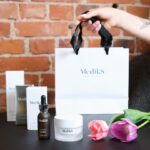 Anne Kukkohovi Instagram - Tiedätkö, mistä CSA on lyhenne? 🤩 Kaupallinen yhteistyö + ARVONTA @medik8finland 🤩 C-vitamini kirkastaa ihoa ja suojaa siten ympäristön rasitteilta. Aurinkosuoja taas on niin tärkeä ennenaikaisten ikääntymisen merkkien ja ihosairauksien ehkäisyssä. 🙌 Helpoimmalla pääset, kun valitset päivävoiteen, joka sisältää myös aurinkosuojan SPF50, niin ei tarvitse läträtä muiden voiteen kanssa. ☀️ Itselläni on käytössä Advanced Day Ultimate Protect -päivävoide, jossa on mukana SPF50. Ja keväallä aurinko porottaa yllättävan voimakkaasti, joten suojaa tarvitaan. @medik8finland -tuotteissa käytetään uuden sukupolven A-vitamiinia eli retinalia. Retinal to vaikutuksia 11 kertaa nopeammin kin perinteinen retinoli. Sen kaytto kannattaa aloittaa vähitellen, jotta iho ehtii tottua sithen! Ohjeet arvontaan: 1. Seuraam minua & @medik8finland tiliä 2. kommentoi tähän alle jotain pientä omasta ihonhoitorutiineistasi tai niiden puutteista. Lisää mukaan kaveri jos siltä tuntuu! 😍 Näin helppoa on osallistuminen ”The CA retinal-tuotepakkauksen” arvontaan! (arvo €167) FB / Instragram ei ole mukana arvonnassa. Voittaja valitaan 10.5., ja arvonnan suorittaa OCMG Nordic 0y. #medik8 #csa #kauneus #ihonhoito