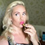 Anne Kukkohovi Instagram - Oi, rakas PULLA! Mun rakas kesätyö saa uuden jatkajan ja teillä huikea kesä on edessä! 🤩 Tätä ohjelmaa on ollut tosi ihana tehdä vuosi toisensa jälkeen. Vaikka välillä ollaan paleltu tai hikoiltu huolella, #kokosuomileipoo on todella aito hyvän mielen ohjelma. Syitä on monta: uskomaton yhteen hitsautunut tiimi, taitavat tuomarit, tuottajat, ohjaajat, käsikirjoittajat ja ennen kaikkea maailman ihanimmat ja taitavimmat kotileipurit ympäri Suomen! 🩷 Teidän kanssa on naurettu ja itketty, mutta nyt mä en enää tule selän taakse huohottamaan, että montako minuuttia on leipomisaikaa jäljellä. Viime kesän Pulla keräsi myös parhaimmat katsojaluvut ikinä. Ohjelma keikkui Maikkarin katsotuimpana ohjelmana, joten tiedän, että ohjelma on löytänyt paikkansa ihmisten sydämissä. Katsojien ikähaarukka on iso, taaperoista isoisovanhempiin asti. Mun tie vie pian Atlantin toiselle puolelle, jossa toisenlaiset projektit ja haasteet odottavat. 🇲🇾 Jahka aika on oikea, kerron siitä sitten enemmän. Mutta ennen kaikkea, kannustan jokaista tekemään irtiottoja ja rohkeita päätöksia, jotta elämästä saisi kaiken irti. Esim. vaikka siten, että osallistuu ohjelmaan leipurina, koska haku on käynnissä nyt! Pidän myös ajatuksesta, että jatkossa voin tehdä töitä kahdessa eri maassa. Kiitos BBC ja @warnerbrosfinland niin monin eri tavoin! 🙏🏼 Paikoillanne, valmiit, LEIPOKAA! #kokosuomileipoo #maailmanparaskesätyö
