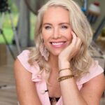 Anne Kukkohovi Instagram - Oi, rakas PULLA! Mun rakas kesätyö saa uuden jatkajan ja teillä huikea kesä on edessä! 🤩 Tätä ohjelmaa on ollut tosi ihana tehdä vuosi toisensa jälkeen. Vaikka välillä ollaan paleltu tai hikoiltu huolella, #kokosuomileipoo on todella aito hyvän mielen ohjelma. Syitä on monta: uskomaton yhteen hitsautunut tiimi, taitavat tuomarit, tuottajat, ohjaajat, käsikirjoittajat ja ennen kaikkea maailman ihanimmat ja taitavimmat kotileipurit ympäri Suomen! 🩷 Teidän kanssa on naurettu ja itketty, mutta nyt mä en enää tule selän taakse huohottamaan, että montako minuuttia on leipomisaikaa jäljellä. Viime kesän Pulla keräsi myös parhaimmat katsojaluvut ikinä. Ohjelma keikkui Maikkarin katsotuimpana ohjelmana, joten tiedän, että ohjelma on löytänyt paikkansa ihmisten sydämissä. Katsojien ikähaarukka on iso, taaperoista isoisovanhempiin asti. Mun tie vie pian Atlantin toiselle puolelle, jossa toisenlaiset projektit ja haasteet odottavat. 🇲🇾 Jahka aika on oikea, kerron siitä sitten enemmän. Mutta ennen kaikkea, kannustan jokaista tekemään irtiottoja ja rohkeita päätöksia, jotta elämästä saisi kaiken irti. Esim. vaikka siten, että osallistuu ohjelmaan leipurina, koska haku on käynnissä nyt! Pidän myös ajatuksesta, että jatkossa voin tehdä töitä kahdessa eri maassa. Kiitos BBC ja @warnerbrosfinland niin monin eri tavoin! 🙏🏼 Paikoillanne, valmiit, LEIPOKAA! #kokosuomileipoo #maailmanparaskesätyö