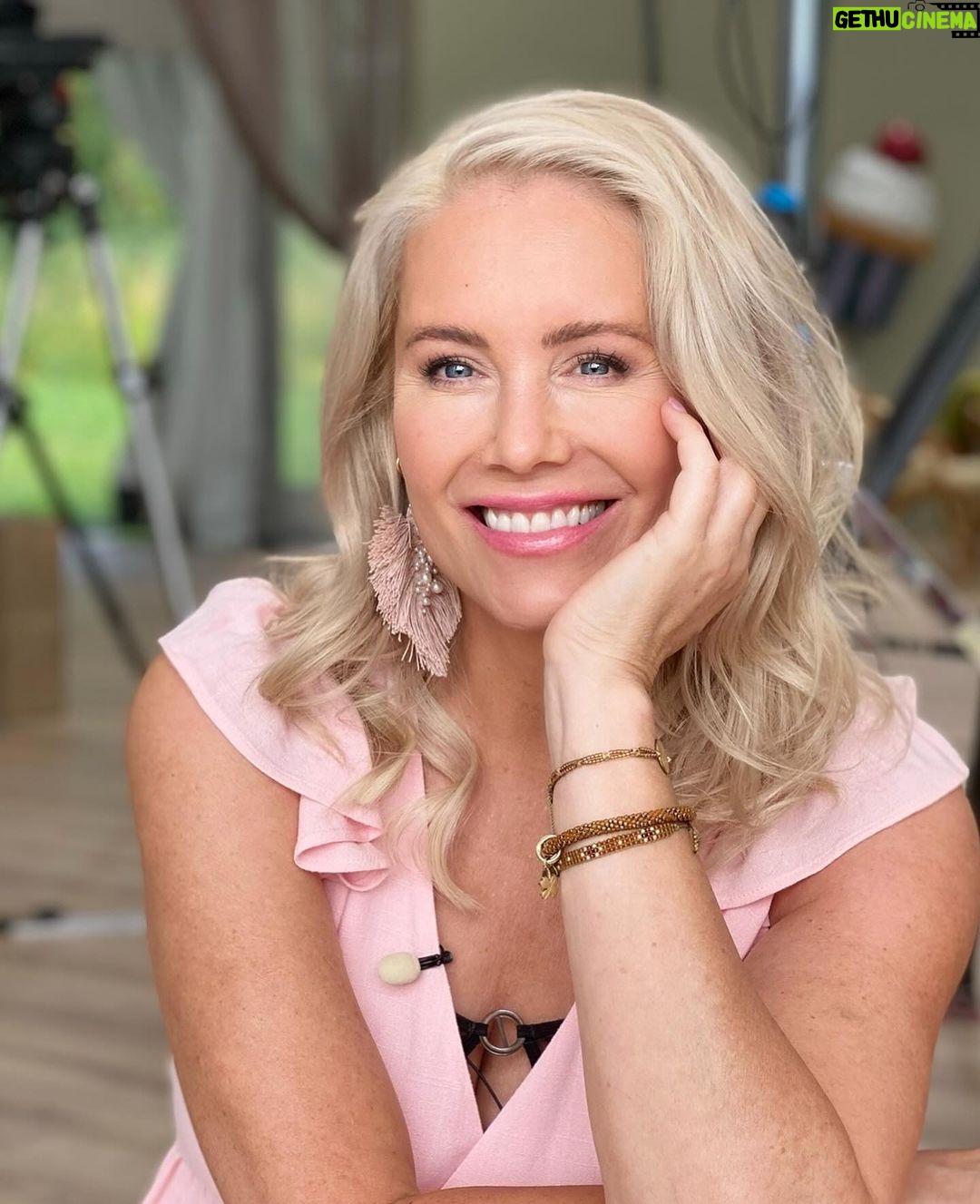 Anne Kukkohovi - 1.8K Likes - Oi, rakas PULLA! Mun rakas kesƤtyƶ saa uuden jatkajan ja teillƤ huikea kesƤ on edessƤ! š¤©
TƤtƤ ohjelmaa on ollut tosi ihana tehdƤ vuosi toisensa jƤlkeen. Vaikka vƤlillƤ ollaan paleltu tai hikoiltu huolella, #kokosuomileipoo on todella aito hyvƤn mielen ohjelma. SyitƤ on monta: uskomaton yhteen hitsautunut tiimi, taitavat tuomarit, tuottajat, ohjaajat, kƤsikirjoittajat ja ennen kaikkea maailman ihanimmat ja taitavimmat kotileipurit ympƤri Suomen! š©·
TeidƤn kanssa on naurettu ja itketty, mutta nyt mƤ en enƤƤ tule selƤn taakse huohottamaan, ettƤ montako minuuttia on leipomisaikaa jƤljellƤ. Viime kesƤn Pulla kerƤsi myƶs parhaimmat katsojaluvut ikinƤ. Ohjelma keikkui Maikkarin katsotuimpana ohjelmana, joten tiedƤn, ettƤ ohjelma on lƶytƤnyt paikkansa ihmisten sydƤmissƤ. Katsojien ikƤhaarukka on iso, taaperoista isoisovanhempiin asti.
Mun tie vie pian Atlantin toiselle puolelle, jossa toisenlaiset projektit ja haasteet odottavat. š²š¾ Jahka aika on oikea, kerron siitƤ sitten enemmƤn. Mutta ennen kaikkea, kannustan jokaista tekemƤƤn irtiottoja ja rohkeita pƤƤtƶksia, jotta elƤmƤstƤ saisi kaiken irti. Esim. vaikka siten, ettƤ osallistuu ohjelmaan leipurina, koska haku on kƤynnissƤ nyt!
PidƤn myƶs ajatuksesta, ettƤ jatkossa voin tehdƤ tƶitƤ kahdessa eri maassa. Kiitos BBC ja @warnerbrosfinland niin monin eri tavoin! šš¼
Paikoillanne, valmiit, LEIPOKAA!
#kokosuomileipoo #maailmanparaskesƤtyƶ