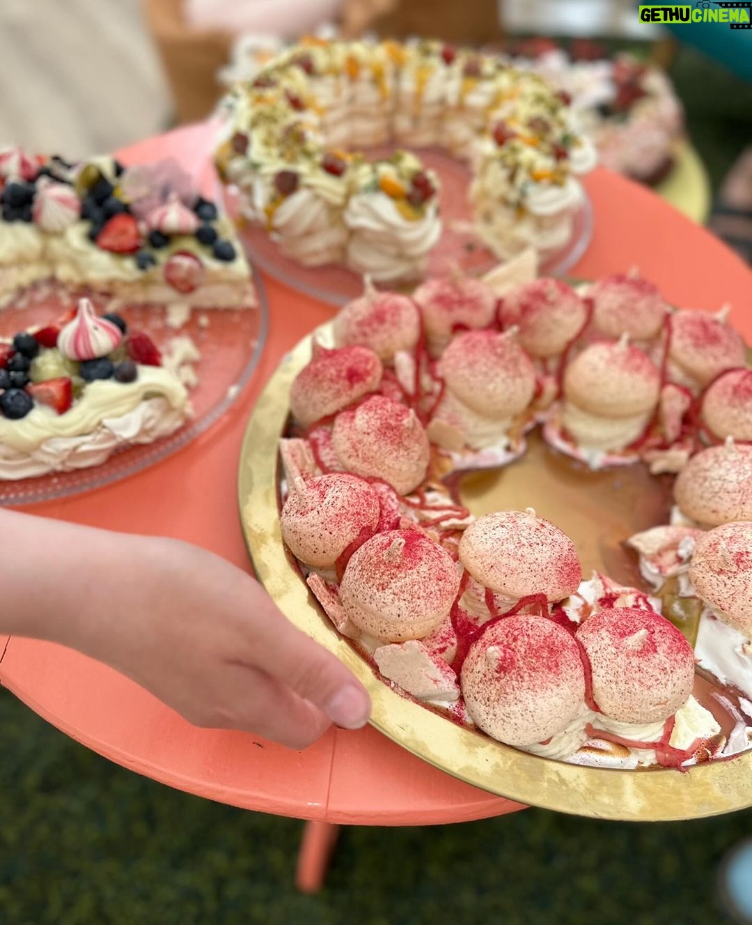 Anne Kukkohovi - 1.8K Likes - Oi, rakas PULLA! Mun rakas kesƤtyƶ saa uuden jatkajan ja teillƤ huikea kesƤ on edessƤ! š¤©
TƤtƤ ohjelmaa on ollut tosi ihana tehdƤ vuosi toisensa jƤlkeen. Vaikka vƤlillƤ ollaan paleltu tai hikoiltu huolella, #kokosuomileipoo on todella aito hyvƤn mielen ohjelma. SyitƤ on monta: uskomaton yhteen hitsautunut tiimi, taitavat tuomarit, tuottajat, ohjaajat, kƤsikirjoittajat ja ennen kaikkea maailman ihanimmat ja taitavimmat kotileipurit ympƤri Suomen! š©·
TeidƤn kanssa on naurettu ja itketty, mutta nyt mƤ en enƤƤ tule selƤn taakse huohottamaan, ettƤ montako minuuttia on leipomisaikaa jƤljellƤ. Viime kesƤn Pulla kerƤsi myƶs parhaimmat katsojaluvut ikinƤ. Ohjelma keikkui Maikkarin katsotuimpana ohjelmana, joten tiedƤn, ettƤ ohjelma on lƶytƤnyt paikkansa ihmisten sydƤmissƤ. Katsojien ikƤhaarukka on iso, taaperoista isoisovanhempiin asti.
Mun tie vie pian Atlantin toiselle puolelle, jossa toisenlaiset projektit ja haasteet odottavat. š²š¾ Jahka aika on oikea, kerron siitƤ sitten enemmƤn. Mutta ennen kaikkea, kannustan jokaista tekemƤƤn irtiottoja ja rohkeita pƤƤtƶksia, jotta elƤmƤstƤ saisi kaiken irti. Esim. vaikka siten, ettƤ osallistuu ohjelmaan leipurina, koska haku on kƤynnissƤ nyt!
PidƤn myƶs ajatuksesta, ettƤ jatkossa voin tehdƤ tƶitƤ kahdessa eri maassa. Kiitos BBC ja @warnerbrosfinland niin monin eri tavoin! šš¼
Paikoillanne, valmiit, LEIPOKAA!
#kokosuomileipoo #maailmanparaskesƤtyƶ