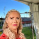 Anne Kukkohovi Instagram - Jos kesäkuussa tuntui että kokoajan olisi valot päällä, niin kyllä NYT vois joku pistää valot päälle 🌚☀️ #behindthescenes #kokosuomileipoo