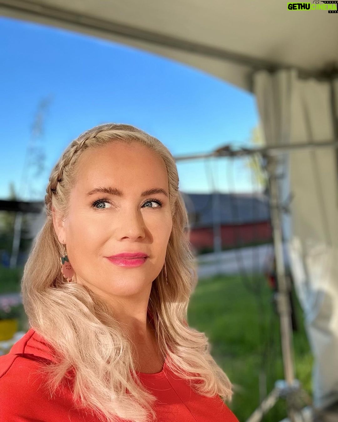 Anne Kukkohovi - 1.7K Likes - Jos kesƤkuussa tuntui ettƤ kokoajan olisi valot pƤƤllƤ, niin kyllƤ NYT vois joku pistƤƤ valot pƤƤlle šāļø
#behindthescenes #kokosuomileipoo