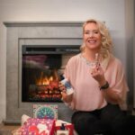Anne Kukkohovi Instagram - Parhaita lahjoja on sellaiset, jotka tulee varmasti käyttöön. ♥️ Kaupallinen yhteistyö @loccitane_fi En ole mikään maailman suurin jouluihminen ainakaan sen perinteisimmässä merkityksessä, mutta hei - kenen mielestä ei ole mukava saada tai antaa lahjoja! Parasta on se, kun lahjansaaja silminnähden ilahtuu avatessaan paketin. Haluan itse antaa fiksuja lahjoja, ja mikäs sen fiksumpaa, kun valmiiksi mietitty, esteettisesti kaunis pakkaus tuotteita, joita jokainen tarvitsee, kuten suihkugeeliä, saippuaa ja käsivoiteita. L'Occitanen ajattomasta lahjapakkausvalikoimasta löytyy todellakin jokaiselle jotakin kasvojenhoidosta vartalonhoitoon. Merkkinä L'Occitane on minulle tuttu jo pidemmältä ajalta ja omat lempparit löytyykin käytöstä ympäri vuoden, kuten aivan paras sheavoita sisältävä kuorintavoide. 😍 L'Occitanen tuotteita saat muuten heidän oman myymälän ja verkkokaupan lisäksi myös esim Stockalta ja Sokokselta! Hemmotelkaa toisianne. ♥️🎄 Tykkäätkö sä muuten enemmän antaa vai saada lahjoja? #GiftAnIcon #joulu #joululahjavinkki