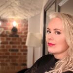Anne Kukkohovi Instagram - Näin syntyy pikkujoulujen glamourein meikki 💄 Löydät nämäkin kaikki tuotteet SKÖNiltä. -20% ANNE20 -alekoodin lisäksi lahjoitan sinulle 40€ arvoisen pikkujoulupakettini. Paketteja kuitenkin rajoitetusti, joten toimi nopeasti! 💋 Anne Kampanja voimassa 15.12.2023 asti. . . . #annekukkohovi #skönbeautycom #pikkujoulumeikki #meikkaus #meikki #paese #kosmetiikka #kauneus #meikkivinkit #meikkivinkki Katajanokka, Etelä-Suomen Lääni, Finland