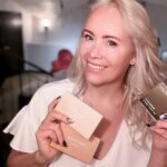 Anne Kukkohovi Instagram - Paesen Hydrobase on luotto-primerini arki- ja juhlameikin alle. Tämä tuote antaa täydellisen pohjan meikille! Arkimeikkiin sekoitan sävyjä kahdesta Paesen luomiväripaletista. Muista hyödyntää koodi ANNE20 skonbeauty.comissa. Saat Annen Pikkujoulupaketin (arvo 40€) lahjaksi, sekä -20% koko ostosta kun ostat mitä vaan SKÖNiltä 15.12. mennessä. *Pikkujoulupaketteja jaossa rajoitettu määrä niin kauan kuin tuotteita riittää. Paketissa Paesen maskara, eyeliner ja Ziajan kasvovoide. Xx Anne . . . #annekukkohovi #ihonhoito #skönbeautycom #kauneus #kosmetiika #kosmetiikanverkkokauppa Katajanokka, Etelä-Suomen Lääni, Finland