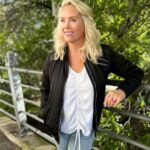Anne Kukkohovi Instagram - Kaupallinen yhteistyö @nordnetsuomi Mun vuosi 2023 on ollut tarkoituksella vauhdikas, mutta samaan aikaan yritän kehitellä turvallisia vaihtoehtoja itselleni ja läheisilleni. Ja koska itse en ole kokenut sijoittaja, helpottaa tietää, että edes joku asia on pysyvää ja siksi halusin investoida omaan turvallisuuteeni säästövakuutuksen muodossa. Pienyrittäjät ovat aikamoisessa pinteessä juuri nyt, jolloin tämä vakuutus antaa mulle rauhaa keskittyä siihen, missä itse olen hyvä, enkä tipahda ns. jargon viidakkoon, sijoitusten tai vakuutusten suhteen.  Lyhyesti: Nordnetin sijoitusvakuutus on pitkäjänteiseen säästämiseen ja taloudellisen turvan kartuttamiseen suunniteltu säästöhenkivakuutus. Se sopii sekä aktiiviselle osakepoimijalle että helppoa säästöratkaisua arvostavalle rahastosäästäjälle. Kolme itsellenni erittäin tärkeää pointtia: X Kertynyttä tuottoa ei veroteta sijoitusvakuutuksen sisällä. Maksan veroa vasta silloin, kun nostan rahaa ulos sijoitusvakuutuksesta X Mahdollistaa sijoitusvarallisuuden siirron seuraavalle sukupolvelle X Ei maksimitalletusrajaa Eli: sijoitusvakuutuksessa yhdistyvät sijoittaminen ja henkivakuutus. Nyt kun maailma on sekasortoinen ja omakin työkuva muuttuu jatkuvasti, on tämä mulle helpotus myös henkisellä puolella. Mihin tahansa seikkailuihin oma elämä viekään, edes jokin on pysyvää. Lisäinfoa löytyy tietenkin nordnetin omilta sivuilta, biossa linkki, niin pääset lukemaan lisää. @nordnetsuomi sekä @asennemedia  #sijoitusvakuutus #nordnet #sijoittaminen Sijoitusvakuutuksen myöntää Nordnet Livsforsikring AS Suomen sivuliike. Nordnet Livsforsikring AS Suomen sivuliike myy sijoitusvakuutusta Nordnet Bank AB:n avulla.