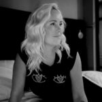 Anne Kukkohovi Instagram - Just nyt mulla on edessä sellaisia päätöksiä, jotka vaikuttaa mun koko elämään. Ja vertaistukea ei oikein löydy, vaan mun pitää ratkaista moni asia itse, yksin. Ryhmässä on niin paljon helpompi saada perspektiiviä, mutta kun tuumailee askeleita yksin, on se vähän pelottavaa. Jos en onnistukaan? Mutta jos ei uskalla tehdä asioita, ei mikään muutu? Ja mä haluan, että jotain muuttuu. Ehkä vuoden vaihteessa hyppään (taas) uuteen. Ja eikö se mene niin, että harva ihminen katuu asioita, mitä on tullut tehtyä, vaan niitä joita ei ole uskaltanut tehdä…🖤 So, bring it on!