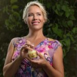 Anne Kukkohovi Instagram - Kaupallinen yhteistyö @havuka_natural_cosmetic Suomalaisen luonnon voimasta tehonsa saava pihkavoide on ollut mun luottotuote jo vuosia. 💚 Havukan Pihkatuotteissa on käytetty Elias Lönnrohtin keräämää perinnetietoa luonnon omista raaka-aineista ja tämä perheyritys on kehittänyt tuotteensa tähän tietoon perustuen. Yksi lempparini on 5 yrtin voide, jota voi käyttää koko kasvoille (myös silmänympärysiholle) ja sitä ei todellakaan tarvitse paljon. Perinteinen 30% pihkavoide on ehkä näistä tutuin ja se toimii loistavasti ihon kuiviin ja ärtyneisiin kohtiin – ja se on myös antiseptinen. Käytä Havuka-pihkavoidetta esimerkiksi näin: 🌲Perinteisesti käytetty pienten haavojen ja ihovaurioiden hoitoon 🌲Auringon polttaman ihon hoitoon 🌲Kuivan jalkapohjan ihon tehokosteukseen 🌲Hyttysen pistämän ihon rauhoittamiseen 🌲Kuivien huulten kosteuttamiseen 🌲Sheivauksen jälkeisen ihoärsytyksen rauhoittamiseen 🌲Lemmikkien pienten haavojen hoitoon sekä tassujen anturoiden kosteutukseen Puuttuuko jotain listasta? 💚 #havuka #kosmetiikka #ihonhoito