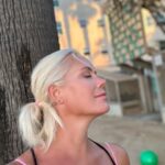 Anne Kukkohovi Instagram - Millanen on hyvä loma? 🤔 Sellainen, että unohtaa kaikki murheet ja velvollisuudet hetkeksi. En oikeasti muista, koska pää olisi tyhjentynyt näin perusteellisesti. Vasta täällä kotona tajusin, miten kierroksilla olen ollut vuosikausia. Luovuus on ollut kadoksissa, enkä ole osannut rentoutua silloin, kun siihen olisi ollut mahdollisuus, koska stressi on ollut läsnä niin pitkään. Siitä ei toivuta käskemällä. Vuoden alussa yritin karistaa yritykseen liittyviä haasteita, mutta se on vaikeaa, kun joka puolelta tulvii ikäviä uutisia ja ne hyvät asiat jää helposti jalkoihin. En usein näytä näitä tunteita ulospäin, koska mut on opetettu pärjäämään ja hymyilemään. Vihaan pärjäämisen kulttuuria yli kaiken. En ole myöskään osannut sanoa EI tarpeeksi jämäkästi, vaikka kehitystä onkin vuosien varrella tapahtunut. Ja ihminen tekee huonoja ratkaisuja nurkkaan ajettuna, hyviä levänneenä. 🙌 Nyt yritän jollain keinolla pitää itsessäni tämä tunteen, minkä tällä reissulla löysin. Puhdasta rauhaa. Onnellisuus ei ole hulvatonta iloa, vaan mielenrauhaa. 6 viikkoa piti tuijotella valtamerta, että sain itseni ja uskon tulevaisuuteen takaisin. Mikä saa sut rentoutumaan perusteellisesti? Jaa kokemuksesi, koska mua aidosti kiinnostaa ihmisten tavat ”pitää itsestään kiinni” tässä kaikessa kaoottisuudessa nimeltään elämä. ♥️♥️♥️ Katajanokka, Etelä-Suomen Lääni, Finland
