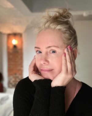 Anne Kukkohovi Instagram - Saunomista, suklaata ja vähän treenaamista 🩷 Tällänen wash’n’go joulu on ihana. 🙌😻