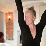 Anne Kukkohovi Instagram - Saunomista, suklaata ja vähän treenaamista 🩷 Tällänen wash’n’go joulu on ihana. 🙌😻