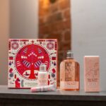 Anne Kukkohovi Instagram - Parhaita lahjoja on sellaiset, jotka tulee varmasti käyttöön. ♥️ Kaupallinen yhteistyö @loccitane_fi En ole mikään maailman suurin jouluihminen ainakaan sen perinteisimmässä merkityksessä, mutta hei - kenen mielestä ei ole mukava saada tai antaa lahjoja! Parasta on se, kun lahjansaaja silminnähden ilahtuu avatessaan paketin. Haluan itse antaa fiksuja lahjoja, ja mikäs sen fiksumpaa, kun valmiiksi mietitty, esteettisesti kaunis pakkaus tuotteita, joita jokainen tarvitsee, kuten suihkugeeliä, saippuaa ja käsivoiteita. L'Occitanen ajattomasta lahjapakkausvalikoimasta löytyy todellakin jokaiselle jotakin kasvojenhoidosta vartalonhoitoon. Merkkinä L'Occitane on minulle tuttu jo pidemmältä ajalta ja omat lempparit löytyykin käytöstä ympäri vuoden, kuten aivan paras sheavoita sisältävä kuorintavoide. 😍 L'Occitanen tuotteita saat muuten heidän oman myymälän ja verkkokaupan lisäksi myös esim Stockalta ja Sokokselta! Hemmotelkaa toisianne. ♥️🎄 Tykkäätkö sä muuten enemmän antaa vai saada lahjoja? #GiftAnIcon #joulu #joululahjavinkki