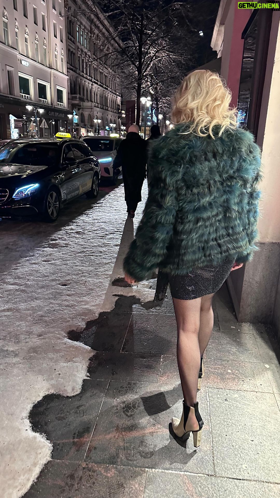 Anne Kukkohovi - 1.5K Likes - Kiitos @ravintolateatteri #vip @laineberton @sofiakazakov @jarilaaksonen kivasta illasta! HyvƤƤ uutta vuotta kaikille! ā„ļøš„
#helsinki #2024