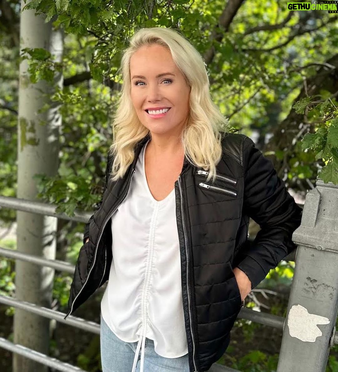 Anne Kukkohovi Instagram - Kaupallinen yhteistyö @nordnetsuomi Mun vuosi 2023 on ollut tarkoituksella vauhdikas, mutta samaan aikaan yritän kehitellä turvallisia vaihtoehtoja itselleni ja läheisilleni. Ja koska itse en ole kokenut sijoittaja, helpottaa tietää, että edes joku asia on pysyvää ja siksi halusin investoida omaan turvallisuuteeni säästövakuutuksen muodossa. Pienyrittäjät ovat aikamoisessa pinteessä juuri nyt, jolloin tämä vakuutus antaa mulle rauhaa keskittyä siihen, missä itse olen hyvä, enkä tipahda ns. jargon viidakkoon, sijoitusten tai vakuutusten suhteen. Lyhyesti: Nordnetin sijoitusvakuutus on pitkäjänteiseen säästämiseen ja taloudellisen turvan kartuttamiseen suunniteltu säästöhenkivakuutus. Se sopii sekä aktiiviselle osakepoimijalle että helppoa säästöratkaisua arvostavalle rahastosäästäjälle. Kolme itsellenni erittäin tärkeää pointtia: X Kertynyttä tuottoa ei veroteta sijoitusvakuutuksen sisällä. Maksan veroa vasta silloin, kun nostan rahaa ulos sijoitusvakuutuksesta X Mahdollistaa sijoitusvarallisuuden siirron seuraavalle sukupolvelle X Ei maksimitalletusrajaa Eli: sijoitusvakuutuksessa yhdistyvät sijoittaminen ja henkivakuutus. Nyt kun maailma on sekasortoinen ja omakin työkuva muuttuu jatkuvasti, on tämä mulle helpotus myös henkisellä puolella. Mihin tahansa seikkailuihin oma elämä viekään, edes jokin on pysyvää. Lisäinfoa löytyy tietenkin nordnetin omilta sivuilta, biossa linkki, niin pääset lukemaan lisää. @nordnetsuomi sekä @asennemedia #sijoitusvakuutus #nordnet #sijoittaminen Sijoitusvakuutuksen myöntää Nordnet Livsforsikring AS Suomen sivuliike. Nordnet Livsforsikring AS Suomen sivuliike myy sijoitusvakuutusta Nordnet Bank AB:n avulla.