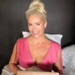 Anne Kukkohovi Instagram - Kaupallinen yhteistyö @nordnetsuomi Mun vuosi 2023 on ollut tarkoituksella vauhdikas, mutta samaan aikaan yritän kehitellä turvallisia vaihtoehtoja itselleni ja läheisilleni. Ja koska itse en ole kokenut sijoittaja, helpottaa tietää, että edes joku asia on pysyvää ja siksi halusin investoida omaan turvallisuuteeni säästövakuutuksen muodossa. Pienyrittäjät ovat aikamoisessa pinteessä juuri nyt, jolloin tämä vakuutus antaa mulle rauhaa keskittyä siihen, missä itse olen hyvä, enkä tipahda ns. jargon viidakkoon, sijoitusten tai vakuutusten suhteen.  Lyhyesti: Nordnetin sijoitusvakuutus on pitkäjänteiseen säästämiseen ja taloudellisen turvan kartuttamiseen suunniteltu säästöhenkivakuutus. Se sopii sekä aktiiviselle osakepoimijalle että helppoa säästöratkaisua arvostavalle rahastosäästäjälle. Kolme itsellenni erittäin tärkeää pointtia: X Kertynyttä tuottoa ei veroteta sijoitusvakuutuksen sisällä. Maksan veroa vasta silloin, kun nostan rahaa ulos sijoitusvakuutuksesta X Mahdollistaa sijoitusvarallisuuden siirron seuraavalle sukupolvelle X Ei maksimitalletusrajaa Eli: sijoitusvakuutuksessa yhdistyvät sijoittaminen ja henkivakuutus. Nyt kun maailma on sekasortoinen ja omakin työkuva muuttuu jatkuvasti, on tämä mulle helpotus myös henkisellä puolella. Mihin tahansa seikkailuihin oma elämä viekään, edes jokin on pysyvää. Lisäinfoa löytyy tietenkin nordnetin omilta sivuilta, biossa linkki, niin pääset lukemaan lisää. @nordnetsuomi sekä @asennemedia  #sijoitusvakuutus #nordnet #sijoittaminen Sijoitusvakuutuksen myöntää Nordnet Livsforsikring AS Suomen sivuliike. Nordnet Livsforsikring AS Suomen sivuliike myy sijoitusvakuutusta Nordnet Bank AB:n avulla.
