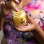 Anne Kukkohovi Instagram - Kaupallinen yhteistyö @havuka_natural_cosmetic Suomalaisen luonnon voimasta tehonsa saava pihkavoide on ollut mun luottotuote jo vuosia. 💚 Havukan Pihkatuotteissa on käytetty Elias Lönnrohtin keräämää perinnetietoa luonnon omista raaka-aineista ja tämä perheyritys on kehittänyt tuotteensa tähän tietoon perustuen. Yksi lempparini on 5 yrtin voide, jota voi käyttää koko kasvoille (myös silmänympärysiholle) ja sitä ei todellakaan tarvitse paljon. Perinteinen 30% pihkavoide on ehkä näistä tutuin ja se toimii loistavasti ihon kuiviin ja ärtyneisiin kohtiin – ja se on myös antiseptinen. Käytä Havuka-pihkavoidetta esimerkiksi näin: 🌲Perinteisesti käytetty pienten haavojen ja ihovaurioiden hoitoon 🌲Auringon polttaman ihon hoitoon 🌲Kuivan jalkapohjan ihon tehokosteukseen 🌲Hyttysen pistämän ihon rauhoittamiseen 🌲Kuivien huulten kosteuttamiseen 🌲Sheivauksen jälkeisen ihoärsytyksen rauhoittamiseen 🌲Lemmikkien pienten haavojen hoitoon sekä tassujen anturoiden kosteutukseen Puuttuuko jotain listasta? 💚 #havuka #kosmetiikka #ihonhoito