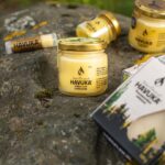 Anne Kukkohovi Instagram - Kaupallinen yhteistyö @havuka_natural_cosmetic Suomalaisen luonnon voimasta tehonsa saava pihkavoide on ollut mun luottotuote jo vuosia. 💚 Havukan Pihkatuotteissa on käytetty Elias Lönnrohtin keräämää perinnetietoa luonnon omista raaka-aineista ja tämä perheyritys on kehittänyt tuotteensa tähän tietoon perustuen. Yksi lempparini on 5 yrtin voide, jota voi käyttää koko kasvoille (myös silmänympärysiholle) ja sitä ei todellakaan tarvitse paljon. Perinteinen 30% pihkavoide on ehkä näistä tutuin ja se toimii loistavasti ihon kuiviin ja ärtyneisiin kohtiin – ja se on myös antiseptinen. Käytä Havuka-pihkavoidetta esimerkiksi näin: 🌲Perinteisesti käytetty pienten haavojen ja ihovaurioiden hoitoon 🌲Auringon polttaman ihon hoitoon 🌲Kuivan jalkapohjan ihon tehokosteukseen 🌲Hyttysen pistämän ihon rauhoittamiseen 🌲Kuivien huulten kosteuttamiseen 🌲Sheivauksen jälkeisen ihoärsytyksen rauhoittamiseen 🌲Lemmikkien pienten haavojen hoitoon sekä tassujen anturoiden kosteutukseen Puuttuuko jotain listasta? 💚 #havuka #kosmetiikka #ihonhoito